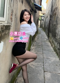 琳媛 165-48-E-24歲穿著貼身短版職業套裝，胸前曲線飽滿又立體 黑絲襪包住修長美腿，