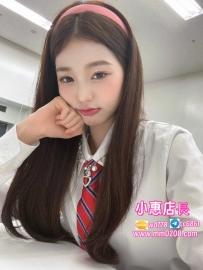 維尼 164-45-D-23歲 白色襯衫緊繃到快撐開、窄裙包臀、黑絲襪，鎖骨+事業線若隱若現。