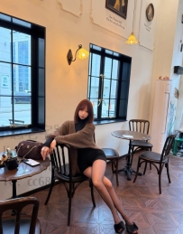 高檔極品 小熙 163 47 D 24歲美腿+黑絲（稱為性感女王） 黑絲搭配紅色指甲 視覺真的很