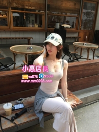 芊芊 165-47-D-22歲特價：8000最吸睛的是那雙又長又緊實的美腿，線條纖細卻有力量感