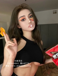 陳迪娜  170-48-E-24歲說話很溫柔  笑起來會迷死人的那種  她的鎖骨很性感 有粉嫩柔軟
