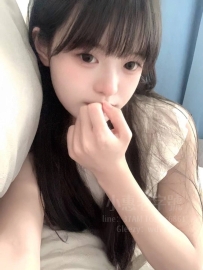 琴琴 150-42-C-18歲笑起來甜甜的，但一被親到就整個開關打開～超會磨、超濕，配合度爆