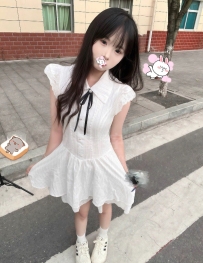 陳小小  150-42-B-18歲三點粉  喜歡舌吻 69 說話嗲嗲的超會撩 床上主動咬、主動舔，敢