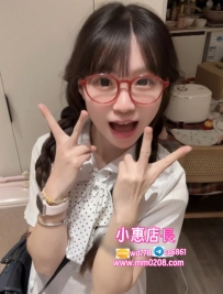 佳佳 157-45-D-18歲胸型飽滿、身材勻稱，鄰家學生妹 ，會害羞低頭，但床上主動扭動小